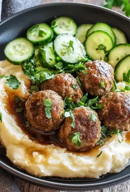 Fleischbällchen mit Gurkensalat und Kartoffelstampf