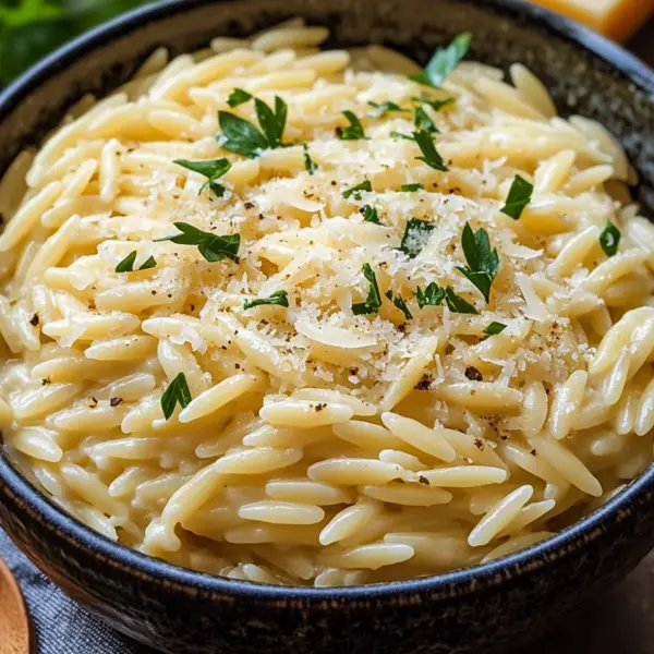 Cremige Orzo-Nudeln mit Knoblauch und Parmesan