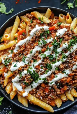 Türkische Pasta mit Hackfleisch und Joghurt-Sauce